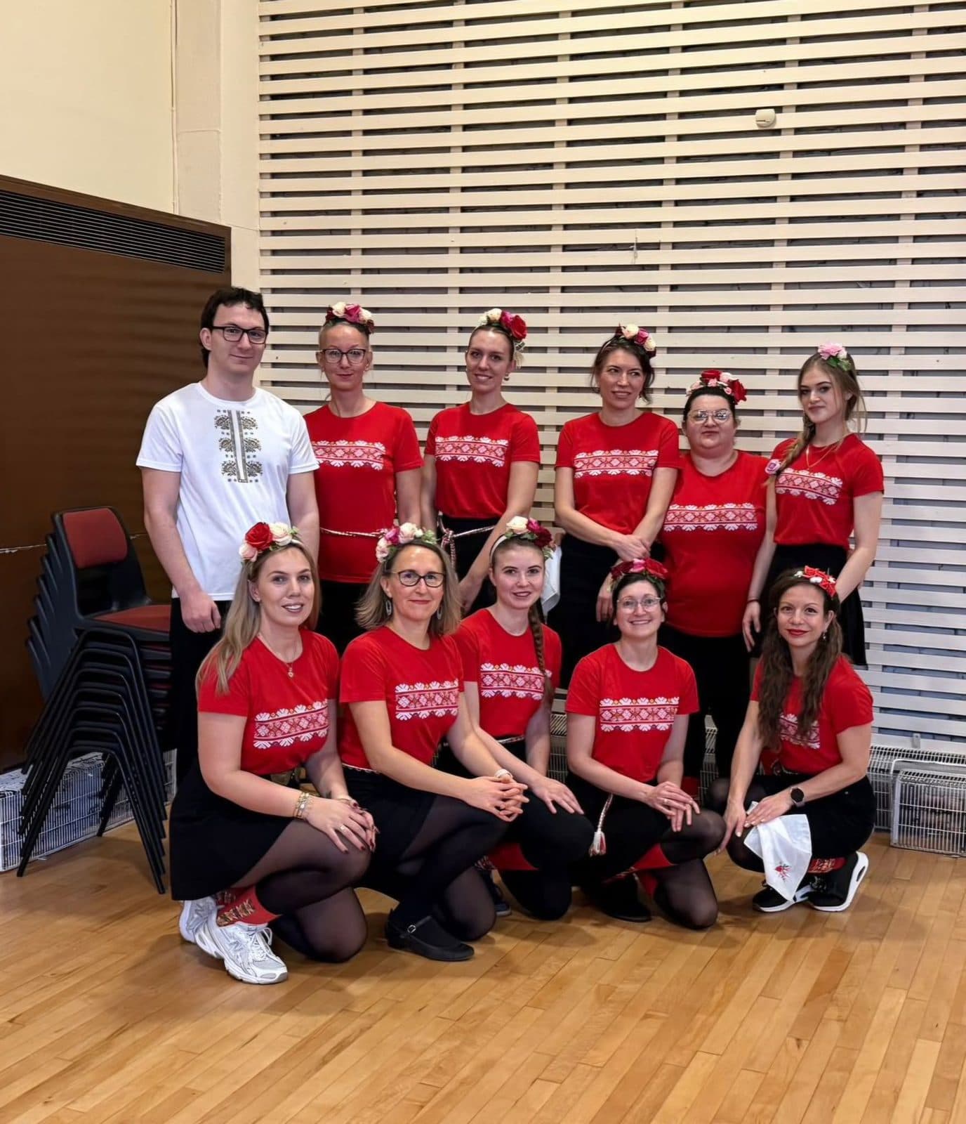 Танцов състав „7/8“ — групова снимка на танцьорите в червени тениски с шевици